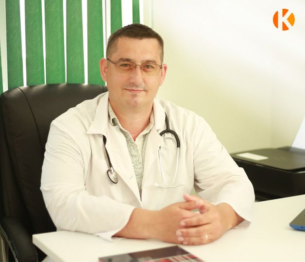 Врач в белом халате за столом