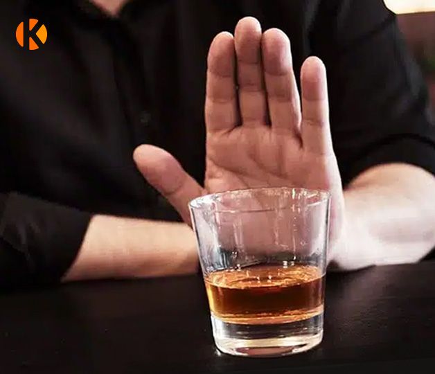Ладонь и стакан с напитком