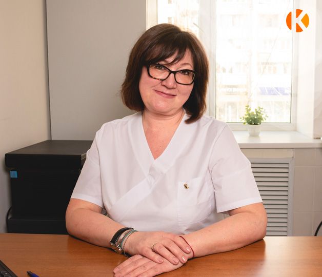 Врач за столом в кабинете клиники