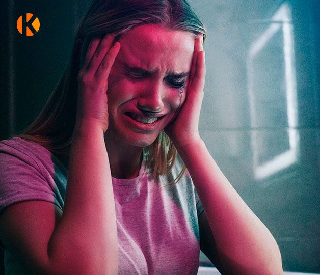 Девушка зажмурила глаза